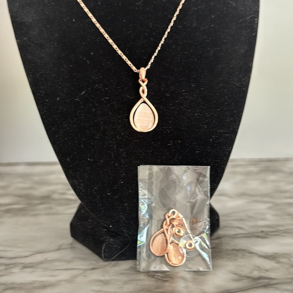 Rose gold color set with pink stones - Picture 2 of 3